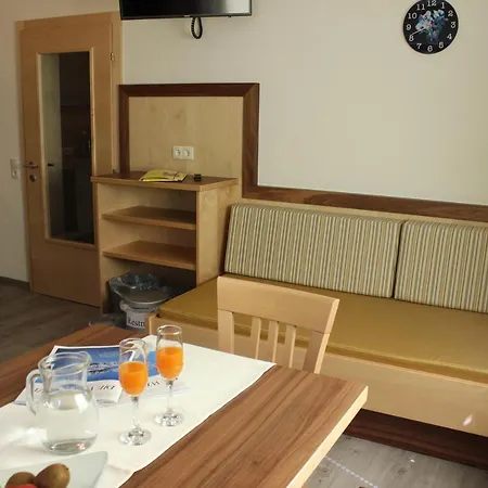 Haus Alpina & Schoepf فندق مبيت وإفطار 3*