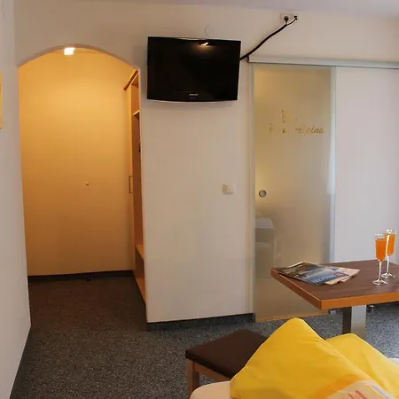 Haus Alpina & Schoepf فندق مبيت وإفطار 3*