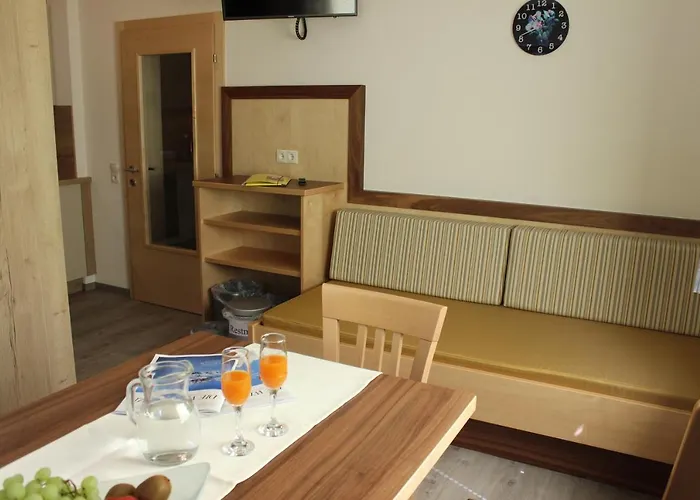 Haus Alpina & Schoepf Bed and Breakfast 3*